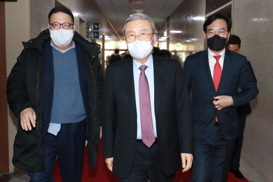 김종인 국민의힘 비상대책위원장이 30일 국회에서 이낙연 민주당 대표와 비공개 회동을 마치고 이동하고 있다. 연합뉴스